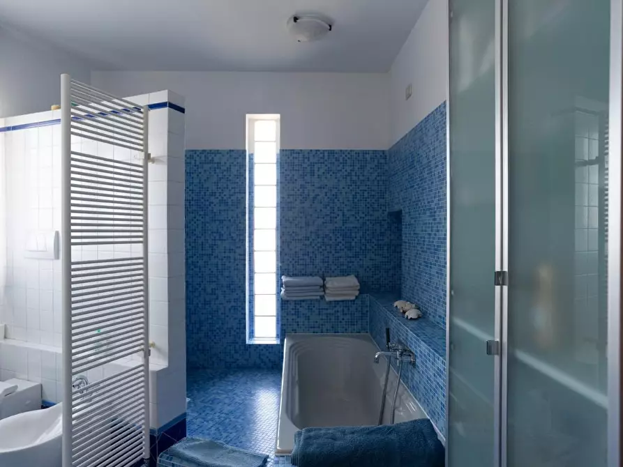 Immagine 16 di Casa indipendente in vendita  a Carrara