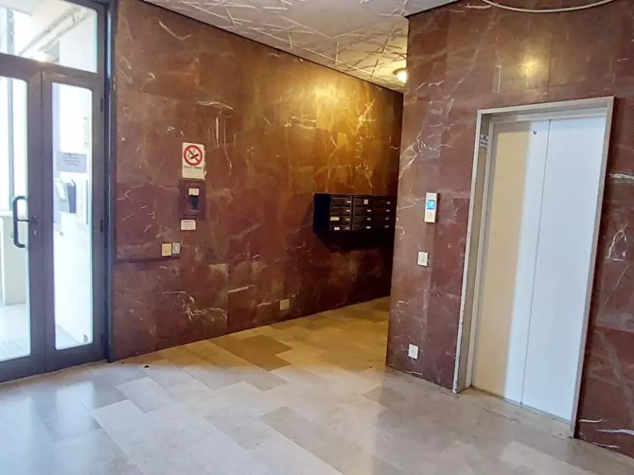 Immagine 1 di Ufficio in affitto  a Viareggio