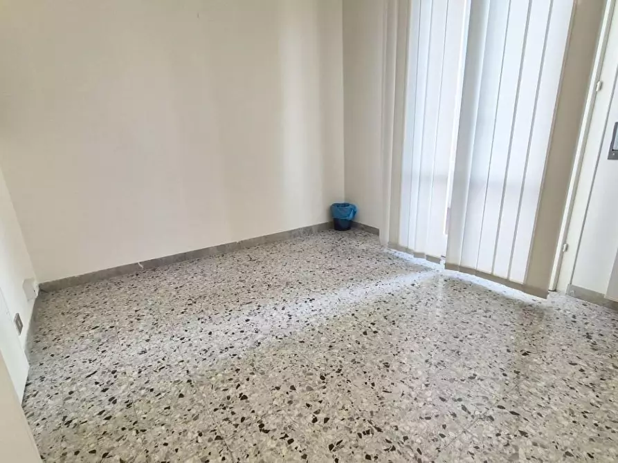 Immagine 42 di Ufficio in affitto  a Viareggio