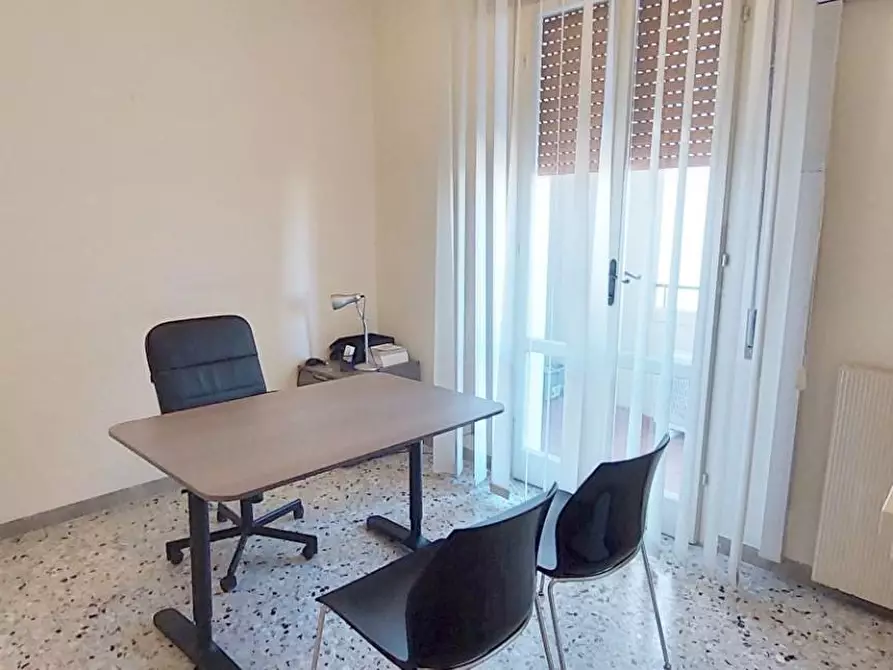 Immagine 14 di Ufficio in affitto  a Viareggio