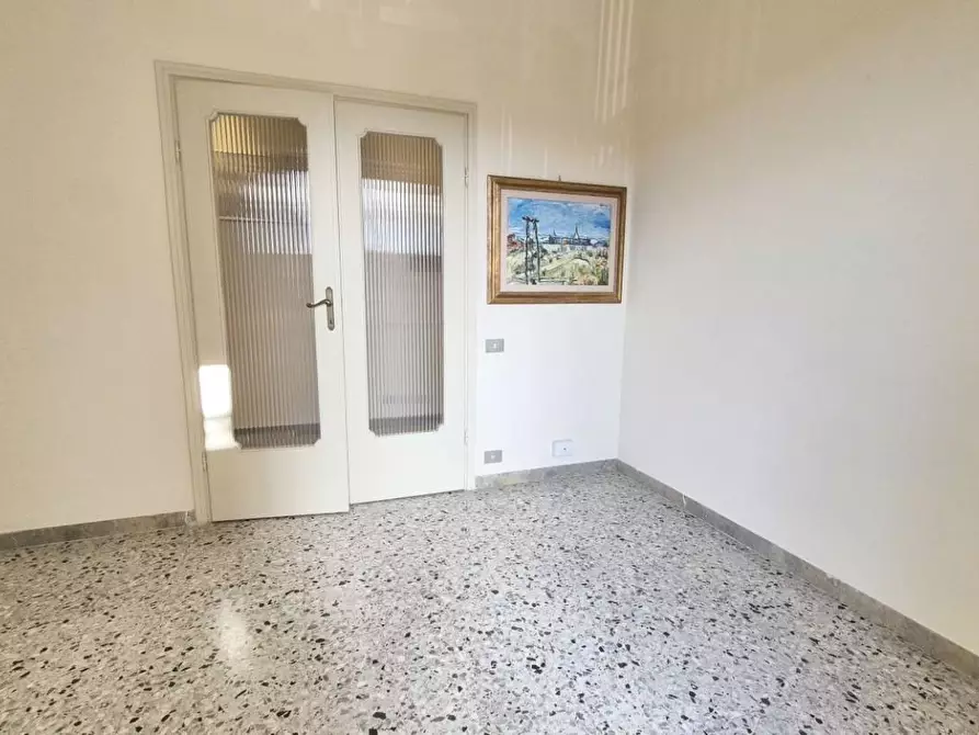 Immagine 43 di Ufficio in affitto  a Viareggio