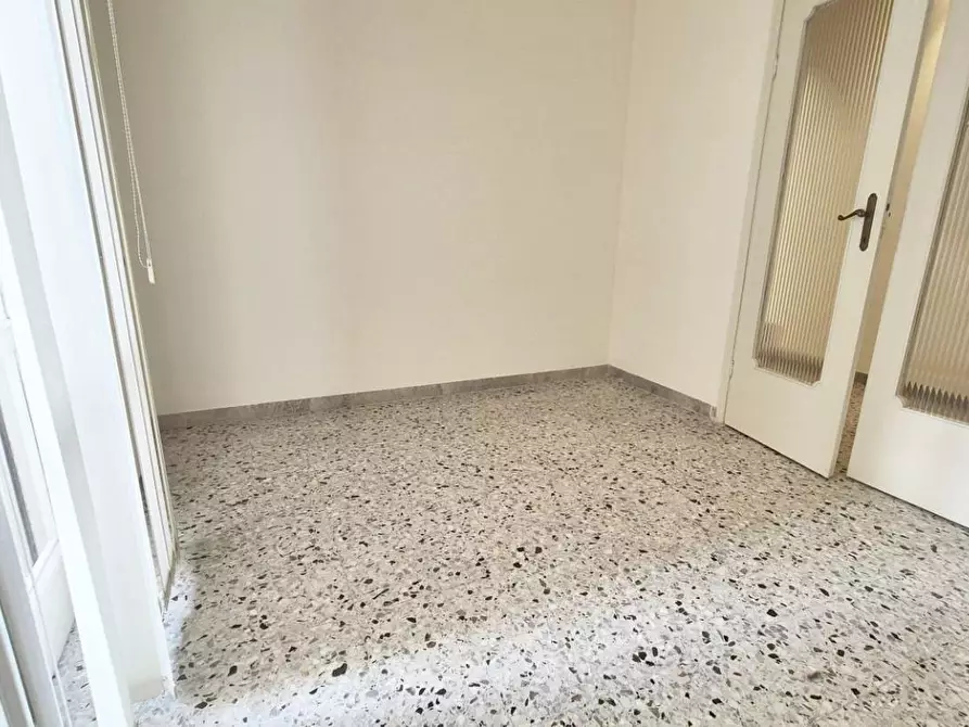 Immagine 38 di Ufficio in affitto  a Viareggio