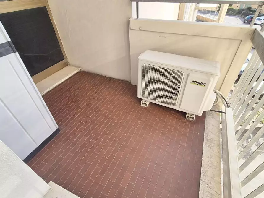 Immagine 45 di Ufficio in affitto  a Viareggio