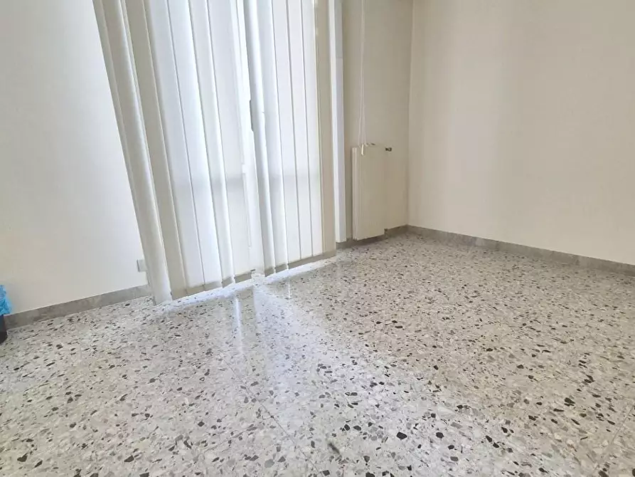 Immagine 35 di Ufficio in affitto  a Viareggio