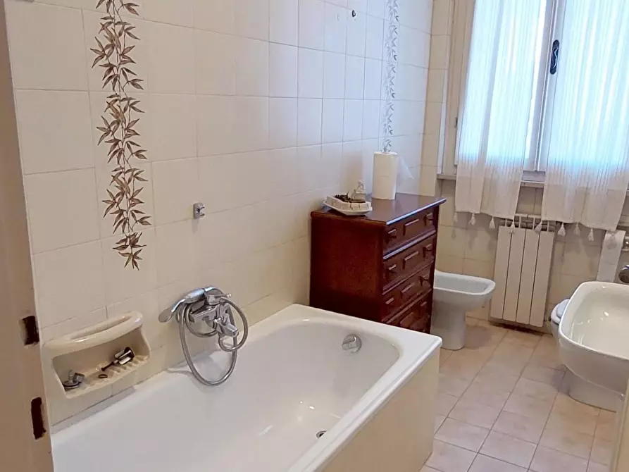 Immagine 26 di Ufficio in affitto  a Viareggio