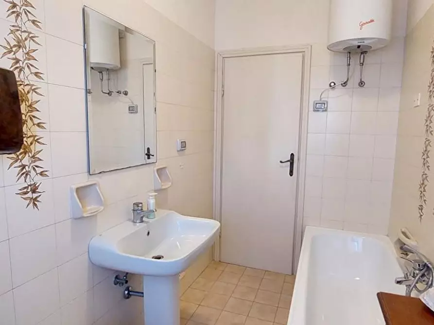 Immagine 30 di Ufficio in affitto  a Viareggio