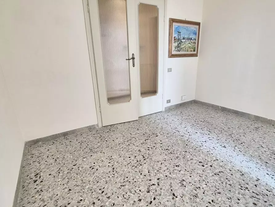 Immagine 40 di Ufficio in affitto  a Viareggio