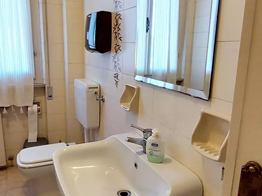 Immagine 27 di Ufficio in affitto  a Viareggio