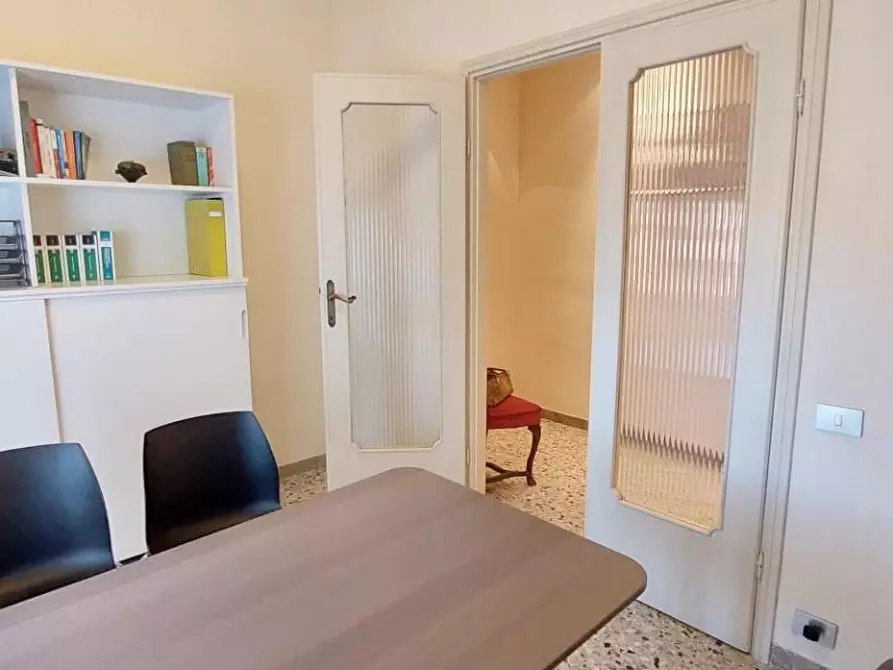 Immagine 18 di Ufficio in affitto  a Viareggio