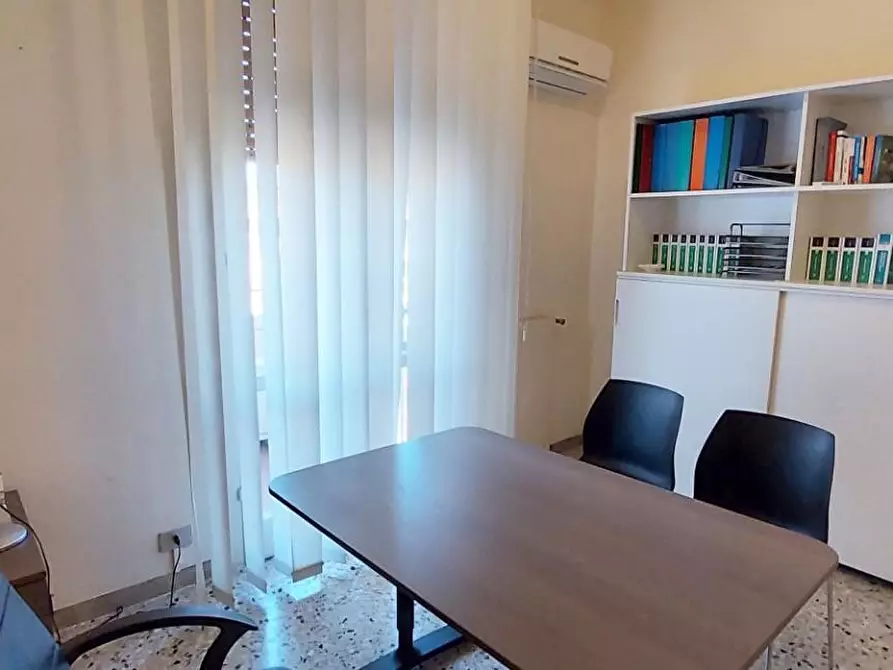 Immagine 15 di Ufficio in affitto  a Viareggio