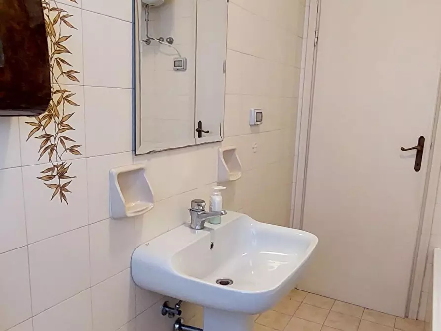 Immagine 28 di Ufficio in affitto  a Viareggio