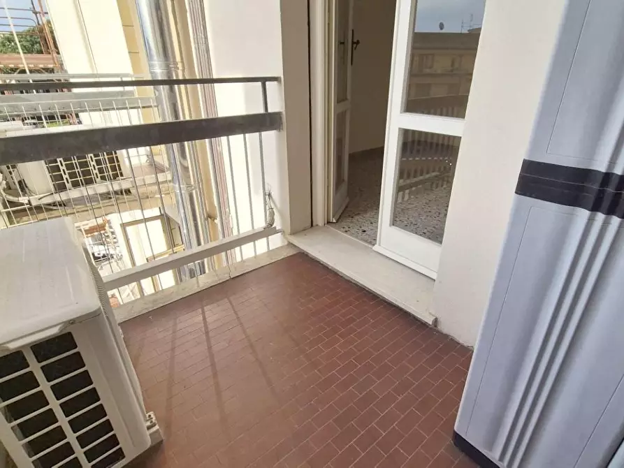 Immagine 46 di Ufficio in affitto  a Viareggio