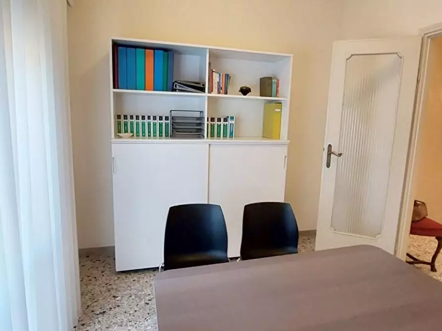 Immagine 17 di Ufficio in affitto  a Viareggio