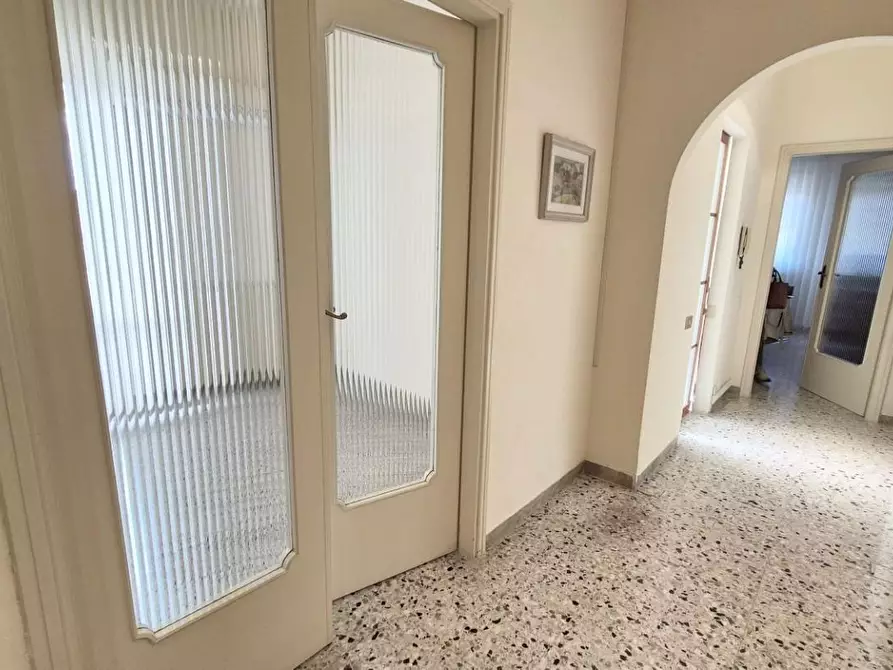 Immagine 34 di Ufficio in affitto  a Viareggio