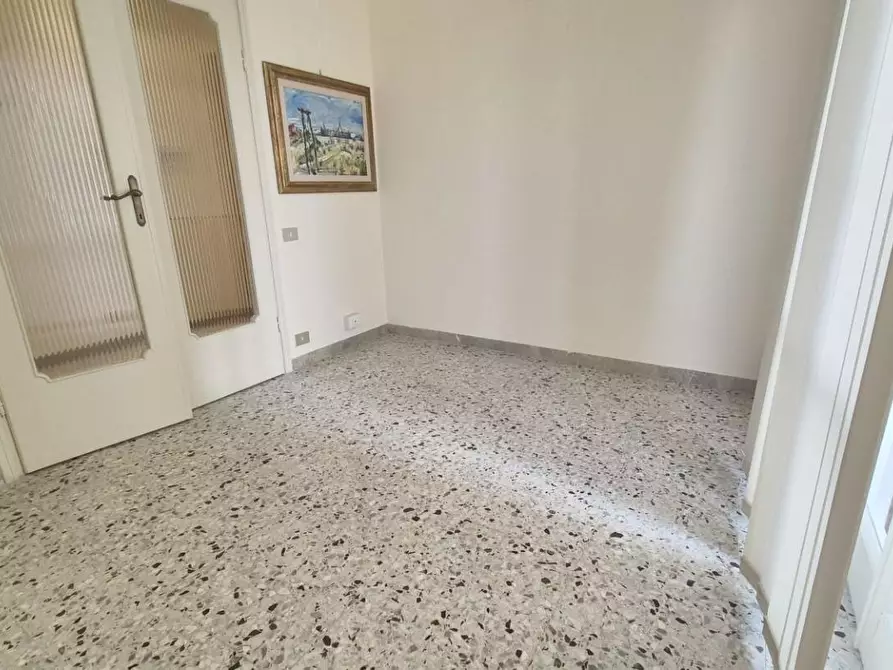 Immagine 39 di Ufficio in affitto  a Viareggio