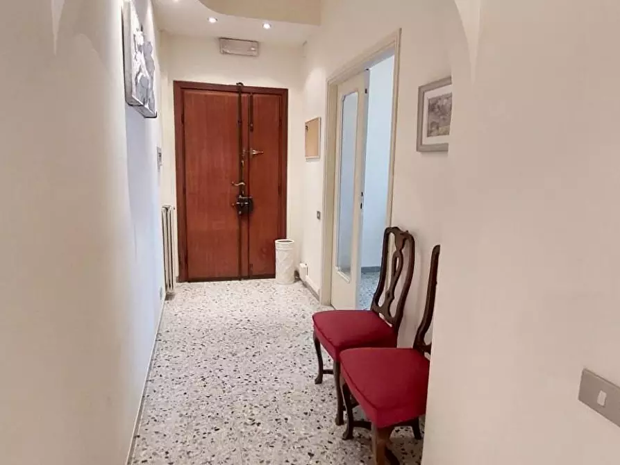 Immagine 31 di Ufficio in affitto  a Viareggio