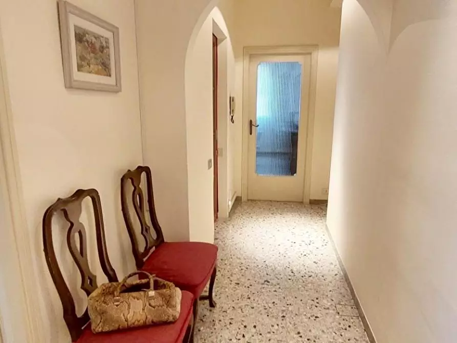 Immagine 9 di Ufficio in affitto  a Viareggio