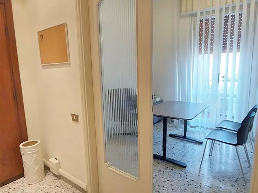 Immagine 11 di Ufficio in affitto  a Viareggio