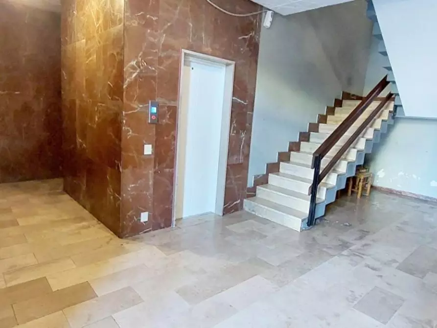 Immagine 4 di Ufficio in affitto  a Viareggio