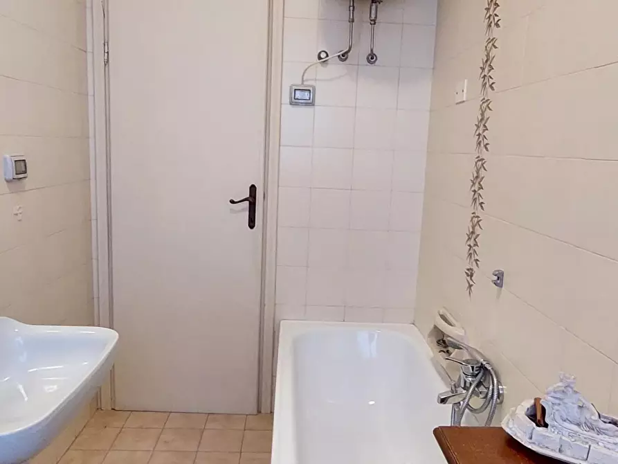 Immagine 29 di Ufficio in affitto  a Viareggio