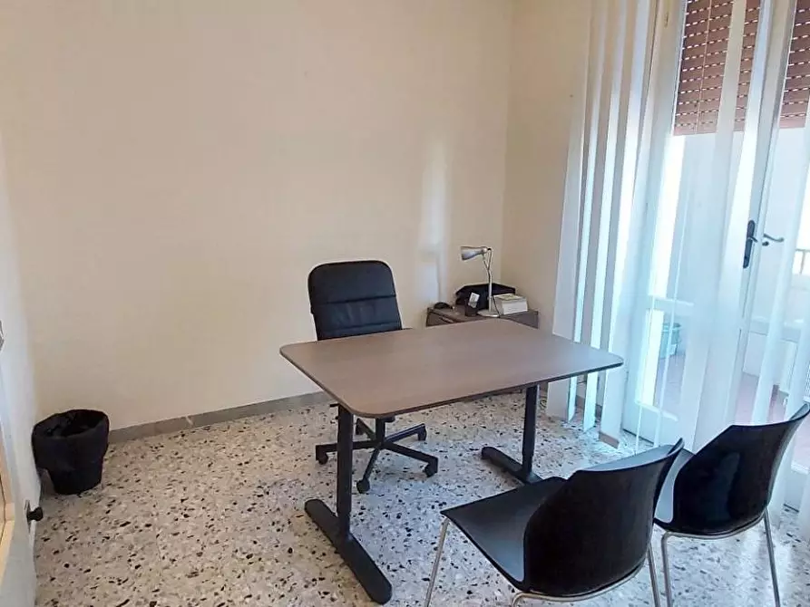 Immagine 13 di Ufficio in affitto  a Viareggio