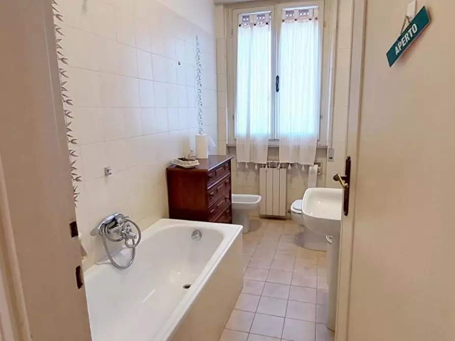 Immagine 25 di Ufficio in affitto  a Viareggio