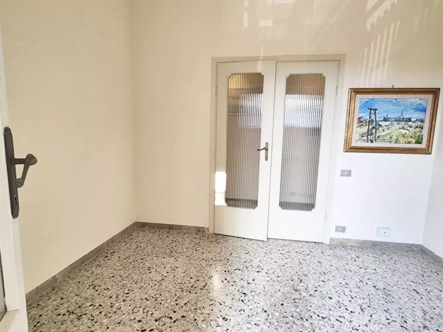 Immagine 44 di Ufficio in affitto  a Viareggio