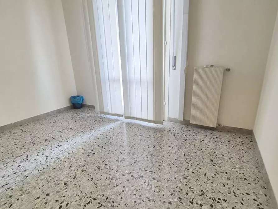 Immagine 41 di Ufficio in affitto  a Viareggio