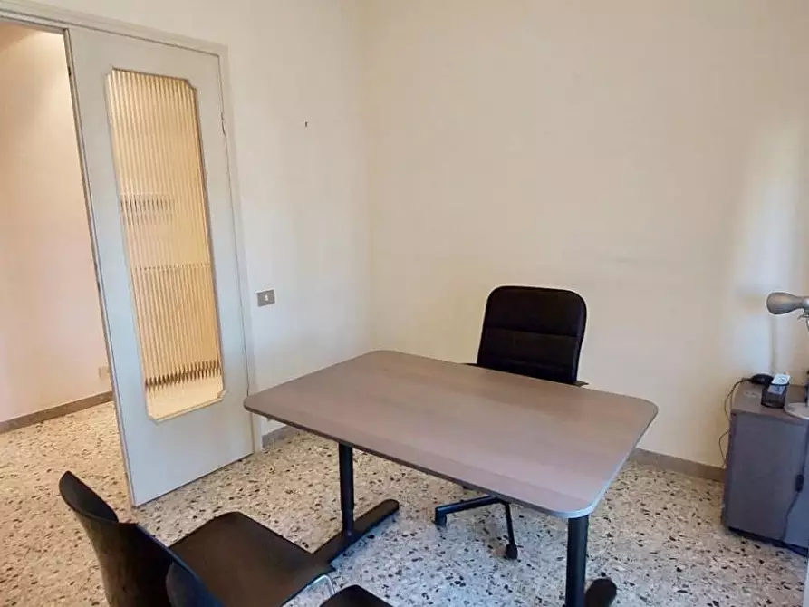 Immagine 19 di Ufficio in affitto  a Viareggio