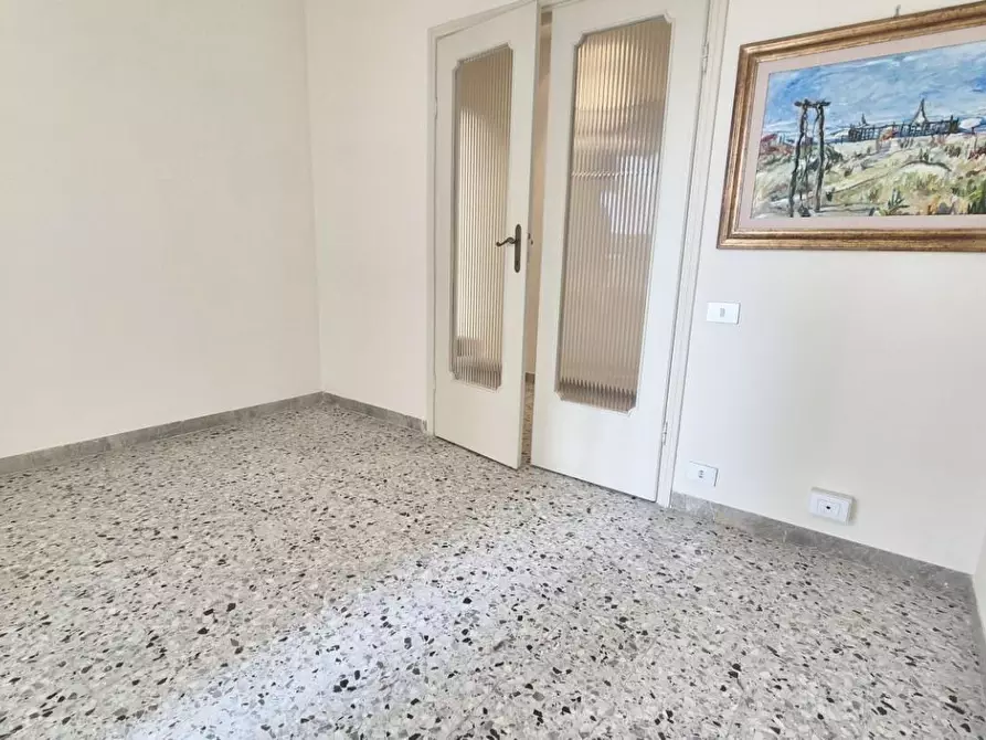 Immagine 37 di Ufficio in affitto  a Viareggio