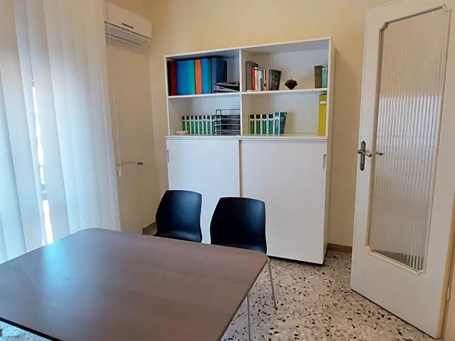 Immagine 16 di Ufficio in affitto  a Viareggio