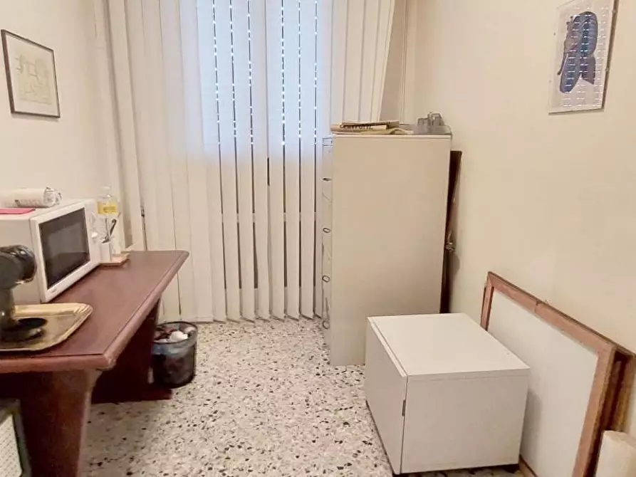 Immagine 22 di Ufficio in affitto  a Viareggio