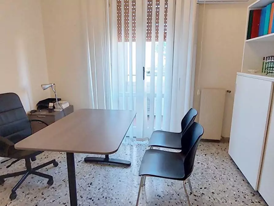 Immagine 12 di Ufficio in affitto  a Viareggio