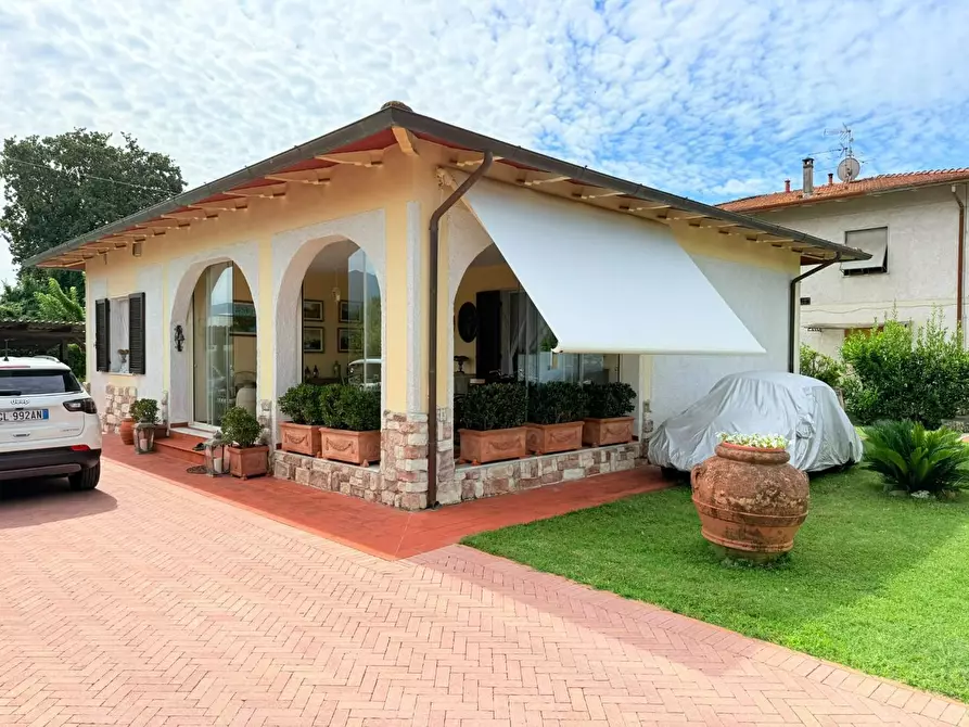 Immagine 1 di Casa indipendente in vendita  a Massa
