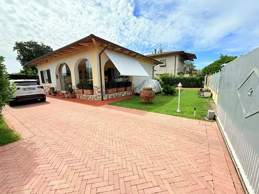 Immagine 19 di Casa indipendente in vendita  a Massa