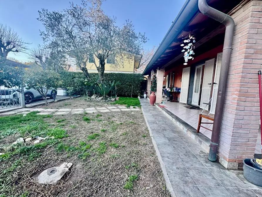 Immagine 10 di Casa bifamiliare in vendita  a Massa