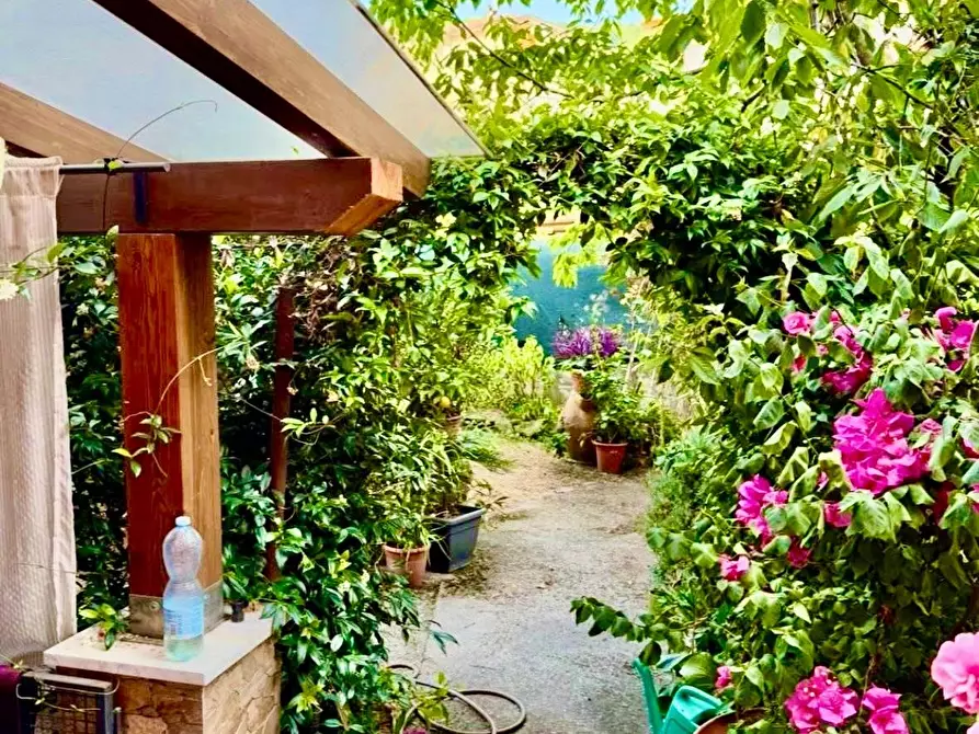 Immagine 1 di Casa bifamiliare in vendita  a Massa