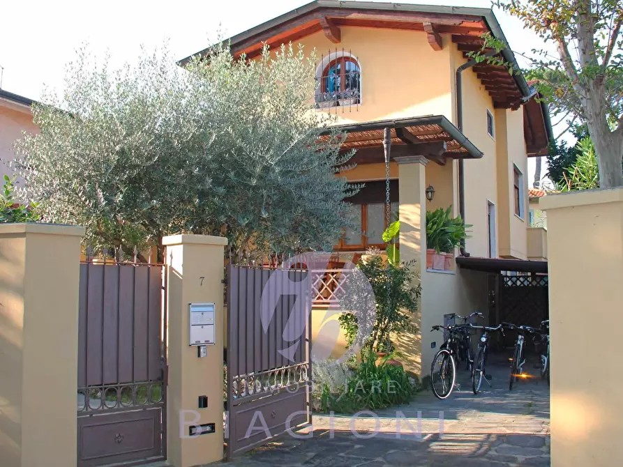 Immagine 2 di Casa indipendente in vendita  a Pietrasanta