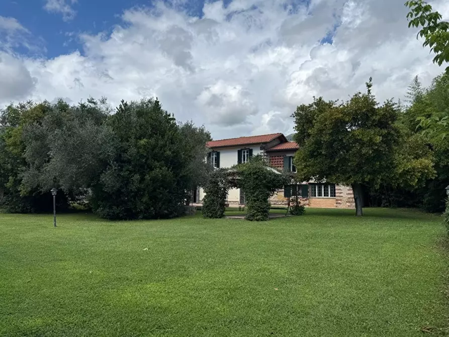 Immagine 2 di Casa colonica in vendita  a Pietrasanta