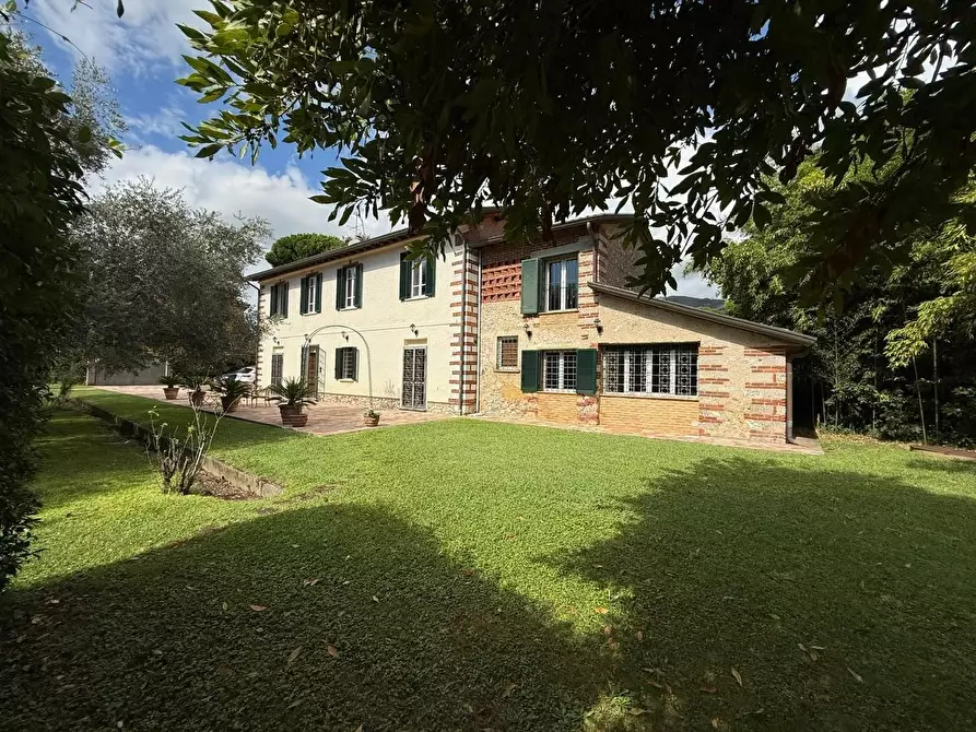 Immagine 1 di Casa colonica in vendita  a Pietrasanta