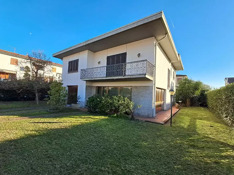 Immagine 15 di Villa in vendita  a San Giuliano Terme