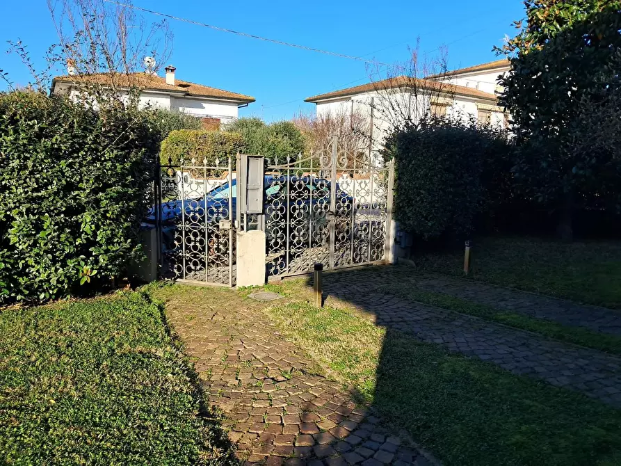 Immagine 2 di Villa in vendita  a San Giuliano Terme