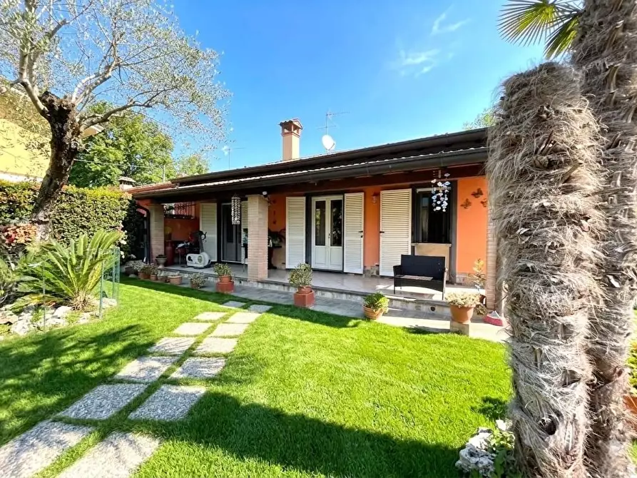 Immagine 2 di Casa bifamiliare in vendita  a Massa