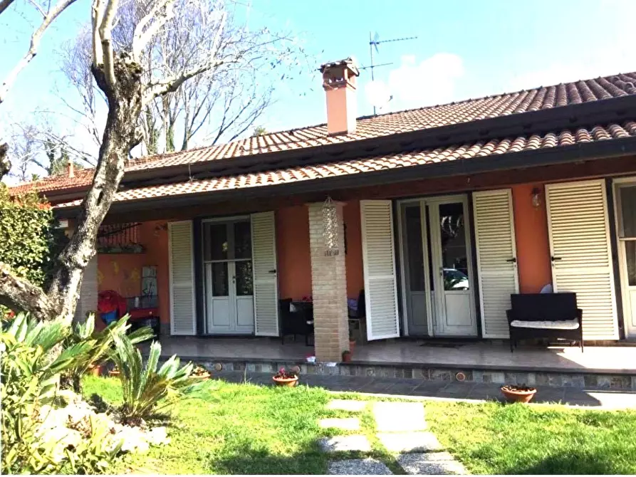 Immagine 13 di Casa bifamiliare in vendita  a Massa