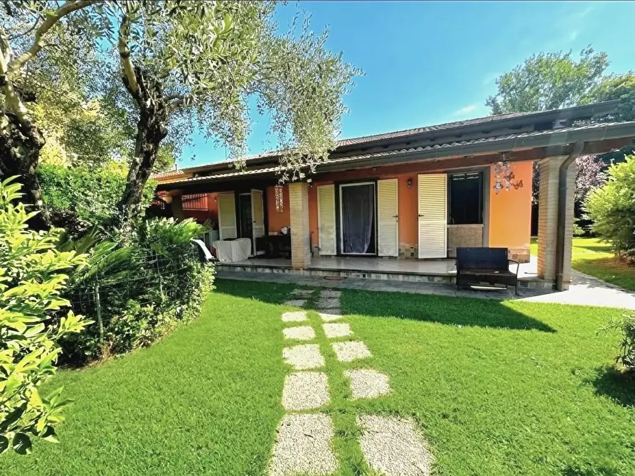 Immagine 1 di Casa bifamiliare in vendita  a Massa