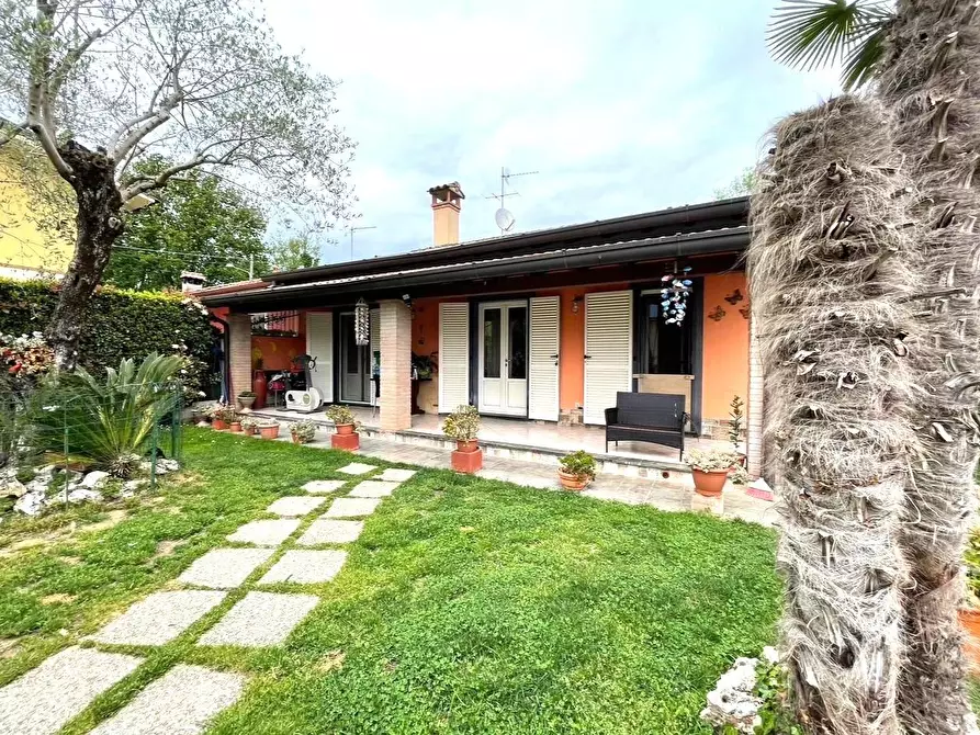 Immagine 1 di Casa bifamiliare in vendita  a Massa