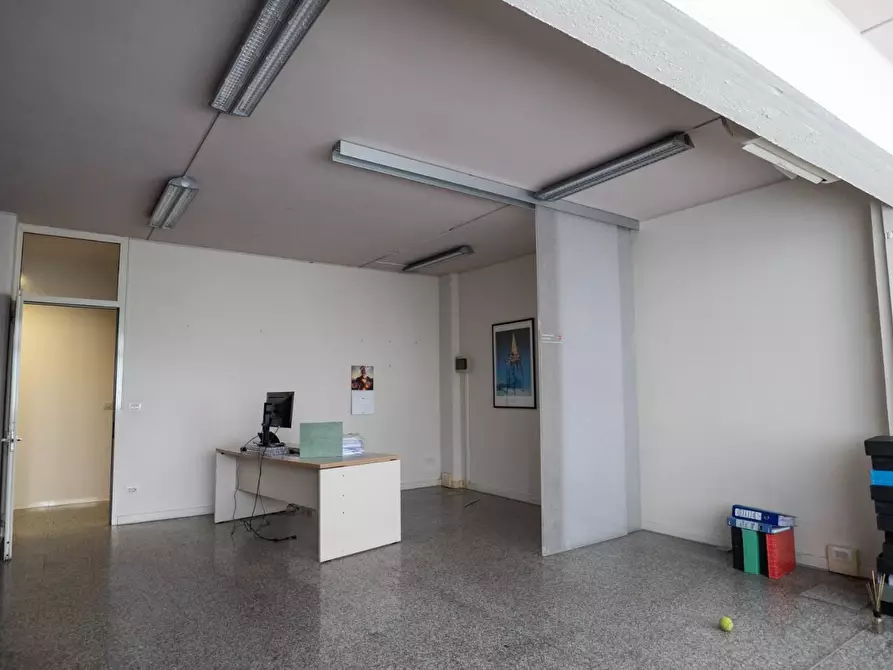 Immagine 4 di Ufficio in affitto  a Carrara