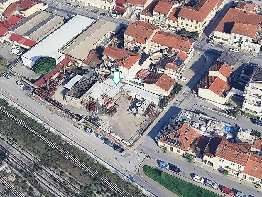 Immagine 2 di Capannone industriale in vendita  a Viareggio