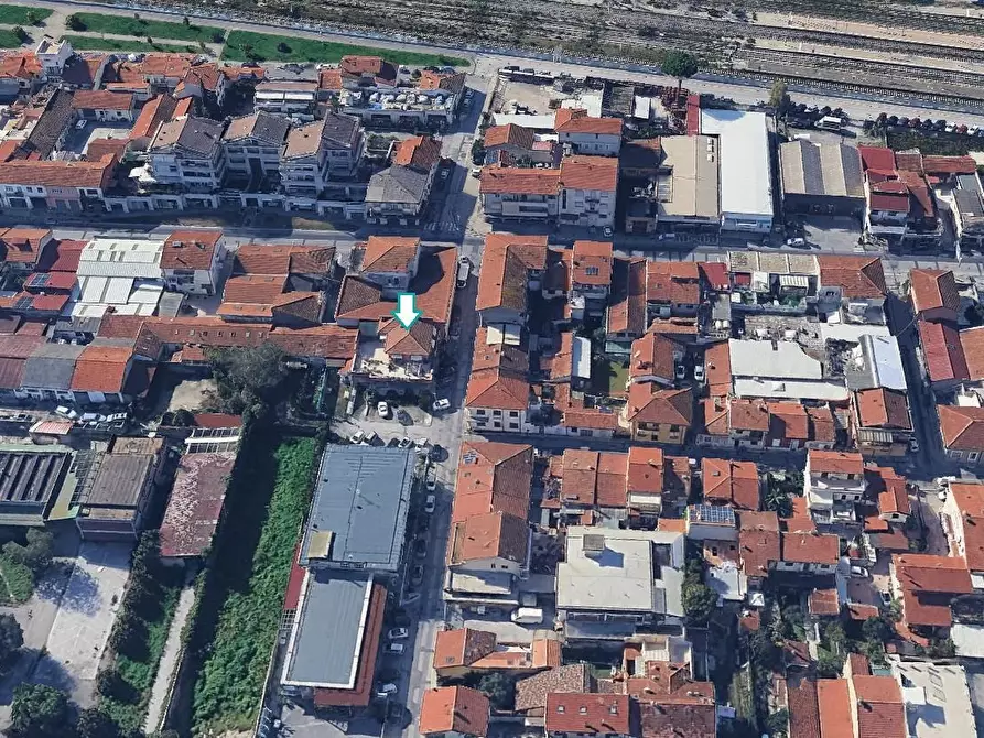 Immagine 2 di Negozio in vendita  a Viareggio