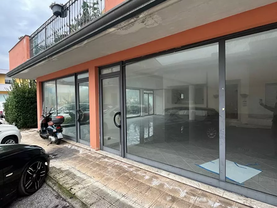 Immagine 1 di Negozio in vendita  a Viareggio